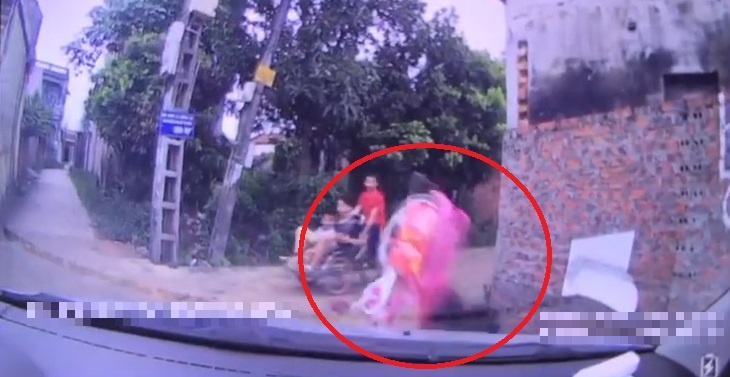 Be gai lai xe dap dam vao dau oto hinh anh