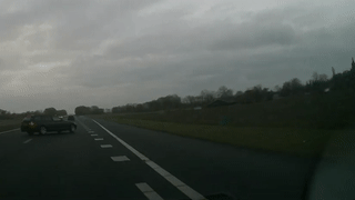 Oto mat lai lao xuong kenh ven duong hinh anh