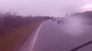 Oto mat lai lao vao bui cay sau khi ne tranh xe dap hinh anh