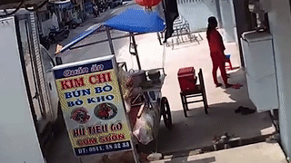 Xe tai khong dong cua sau va phai hang an ben duong hinh anh