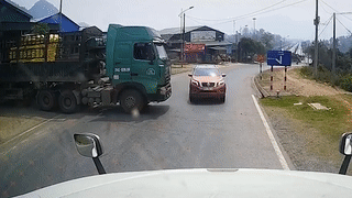 Oto bi tai xe xe tai dam do mat phanh hinh anh