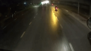 Thanh nien di xe may roi tia lazer vao mat tai xe xe tai tren duong hinh anh