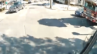 Hai xe cuu hoa va cham khi di dap dam chay hinh anh