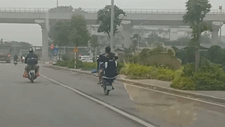 Thanh nien khong doi mu bao hiem boc dau xe may tren duong hinh anh