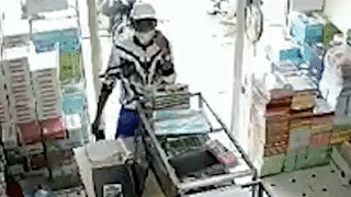 Thanh nien gia vo mua hang roi trom dien thoai hinh anh