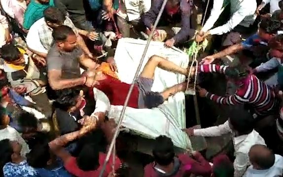 Giai cuu nguoi dan ong bi roi xuong gieng sau 8 m hinh anh