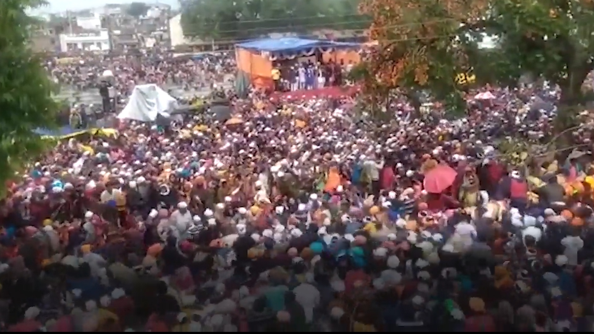Cot co khong lo do ap xuong dau hang tram nguoi tai le hoi hinh anh