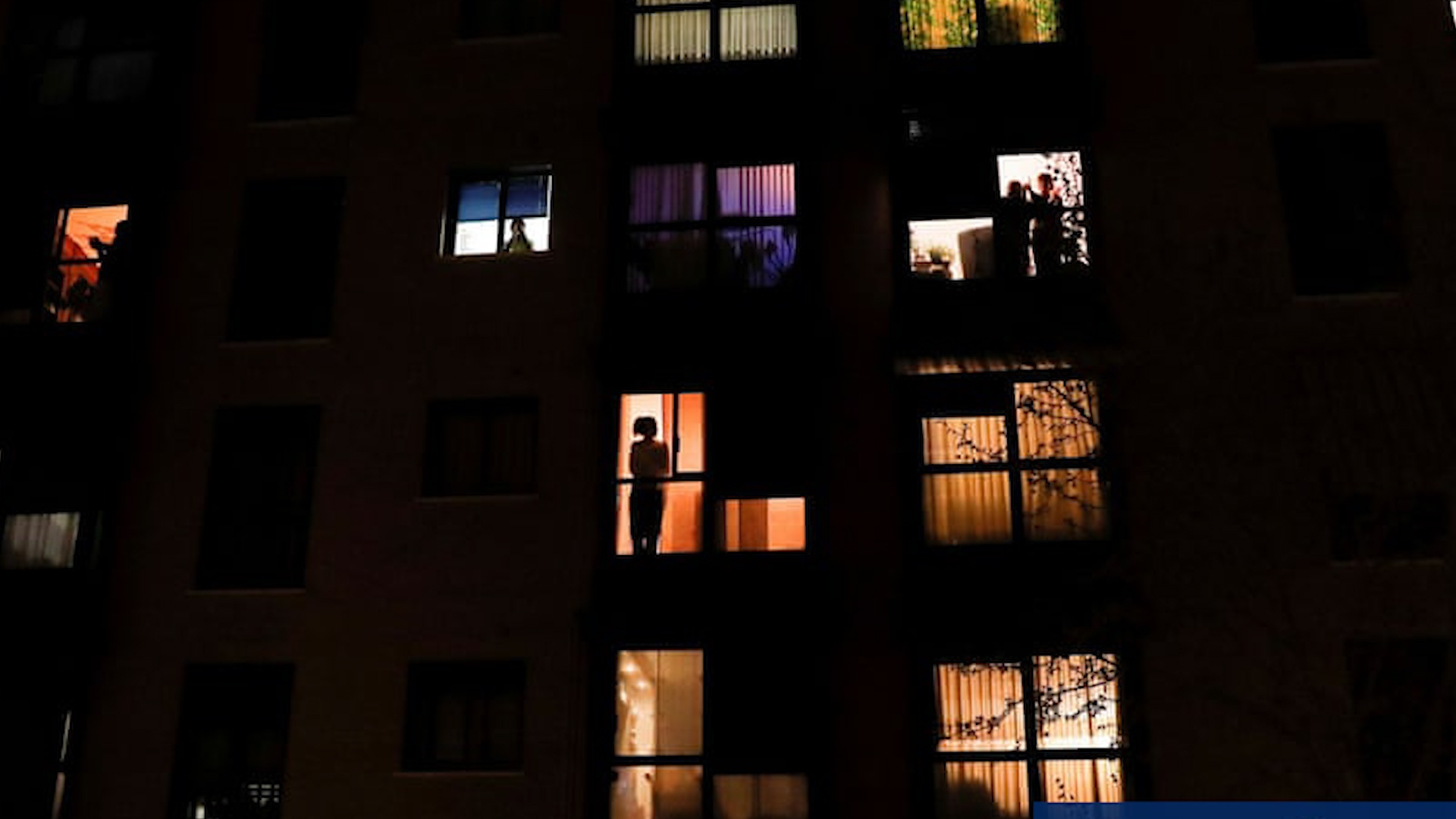 Nguoi dan ra ban cong vo tay dong loat co vu y bac si chong Covid-19 hinh anh