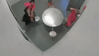 Tu nhan hanh hung, keo le nu nhan vien phong giam tren san hinh anh