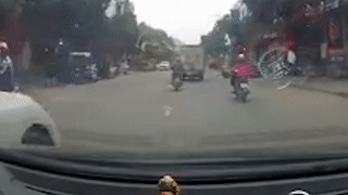 Tai xe ngu gat gay va cham voi oto hinh anh