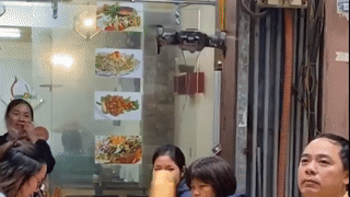 Giao do an cho khach bang drone o Ha Noi trong mua dich hinh anh