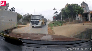 Xe tai lan lan suyt va cham voi oto doi dien hinh anh