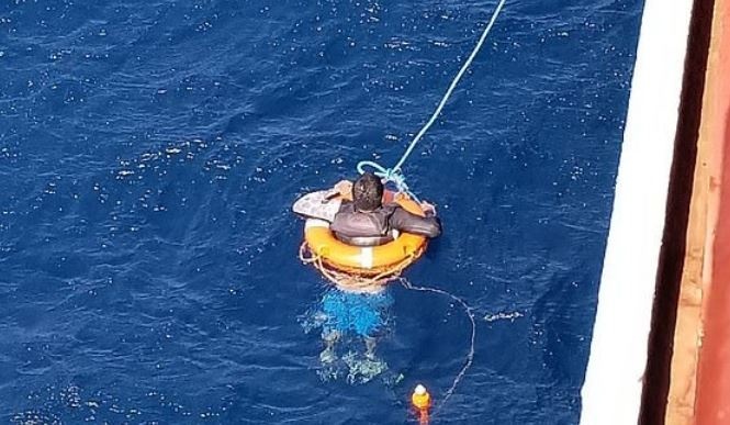 Giai cuu nguoi dan ong troi noi 48 tieng tren bien Caribbean hinh anh