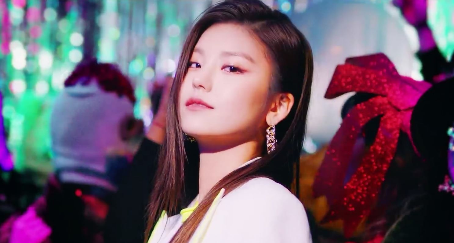 Yeji (ITZY) bieu dien voi day tren nen nhac 'Wannable' hinh anh