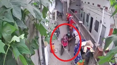 Ke gian len vao nha tro o TP.HCM dat xe may hinh anh