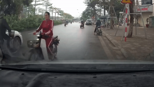 Nu tai xe lai oto dam nga nguoi di xe dap hinh anh