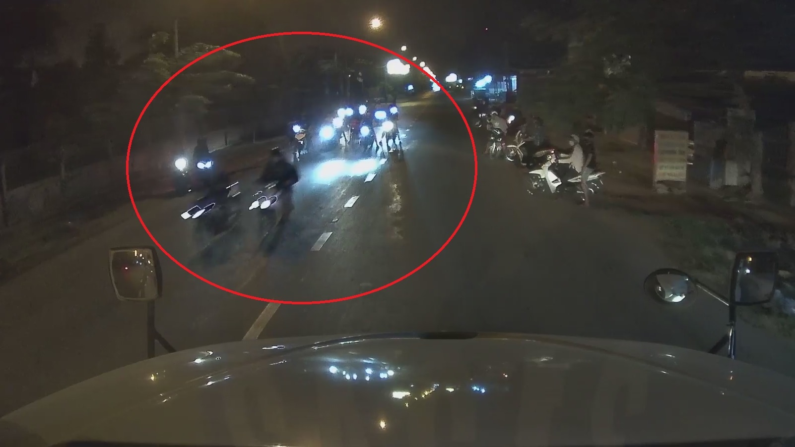 Nhom thanh nien dung xe may giua duong to chuc dua trai phep hinh anh