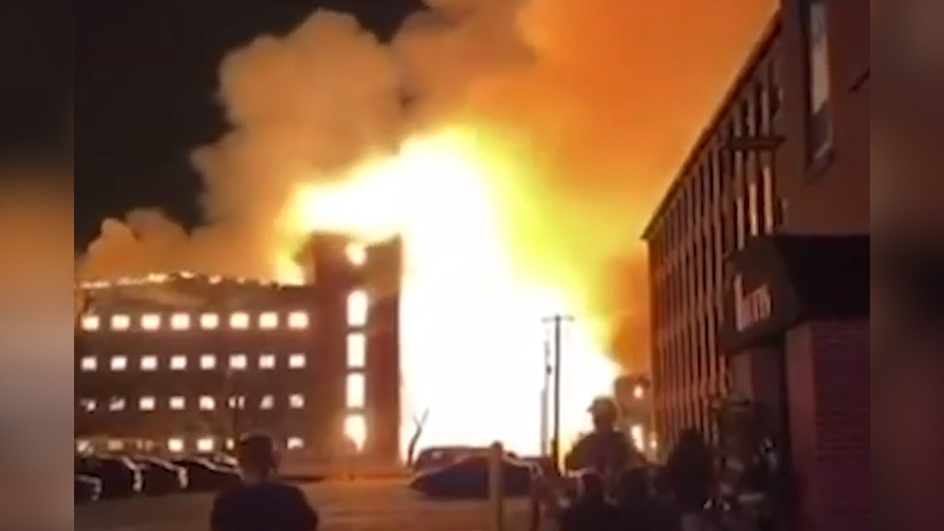 Dam chay du doi thieu rui nhieu toa nha o dao Rhode, My hinh anh