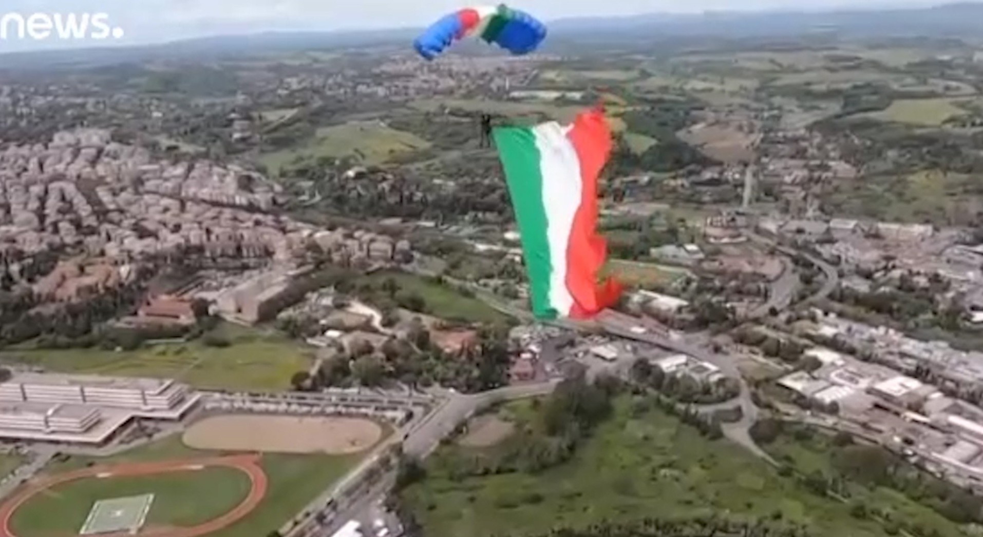 Quoc ky Italy khong lo tren bau troi Rome co vu doan ket giua dich hinh anh