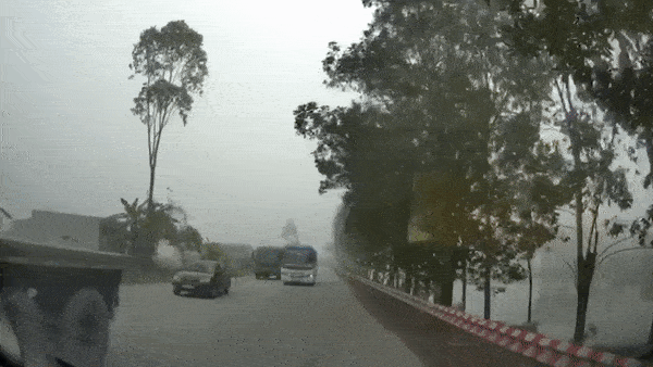 Xe khach lan lan vuot au suyt gay tai nan o Thai Binh hinh anh