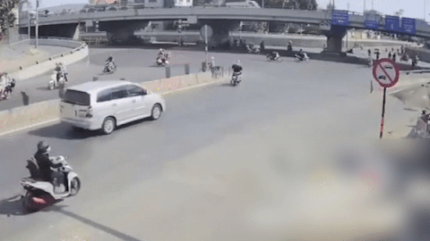 Nu tai xe xe may thoat chet sau khi tat dau container hinh anh