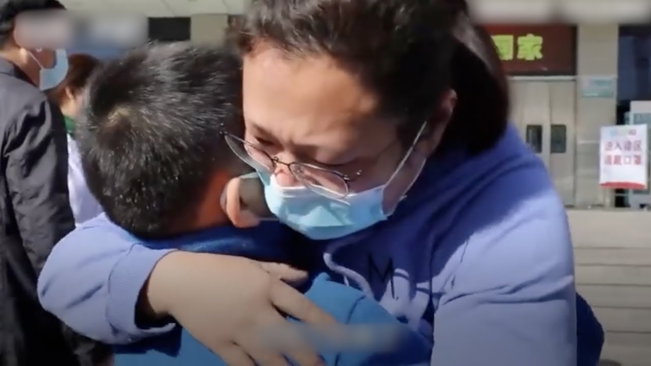 Em be mung ro om me ve tu tien tuyen chong dich Covid-19 hinh anh