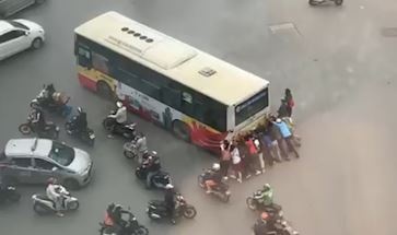 Nguoi Ha Noi chung tay day chiec buyt bi chet may hinh anh