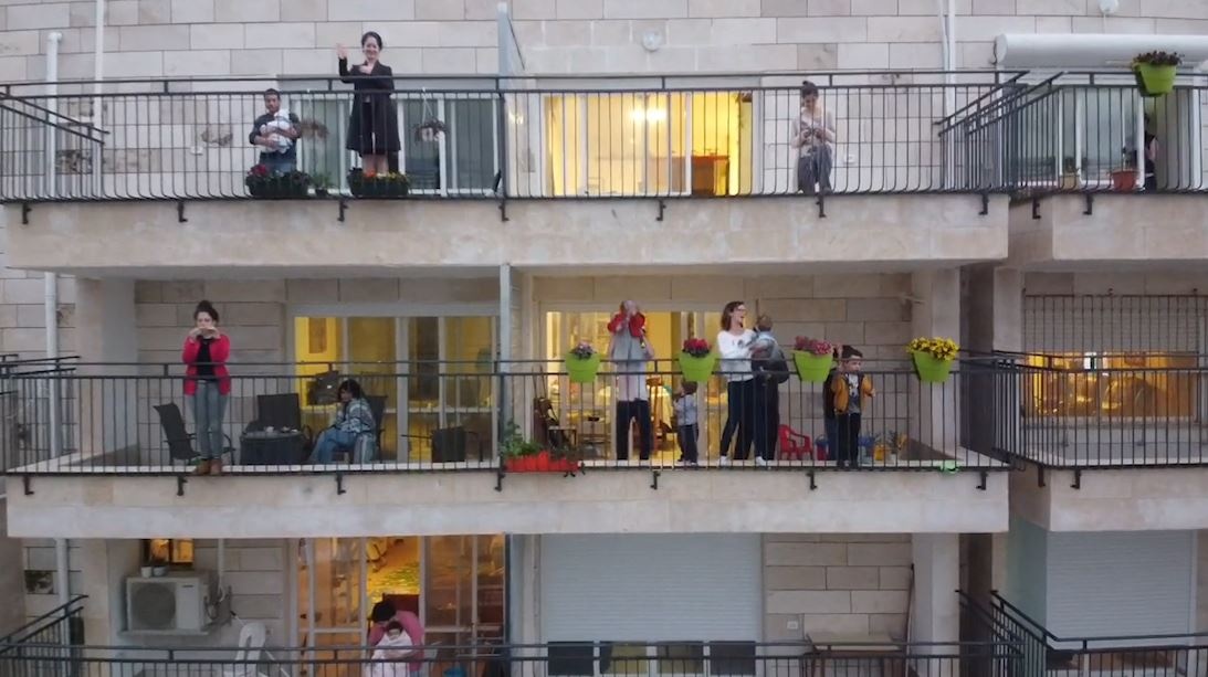 Tieng hat tu nhung khung cua am ap o Israel giua mua dich hinh anh