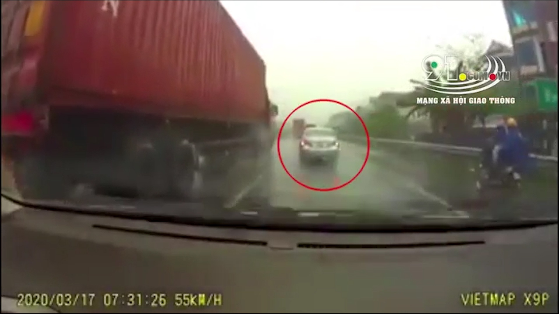 Tat dau container, oto bi dam nat tren cao toc hinh anh