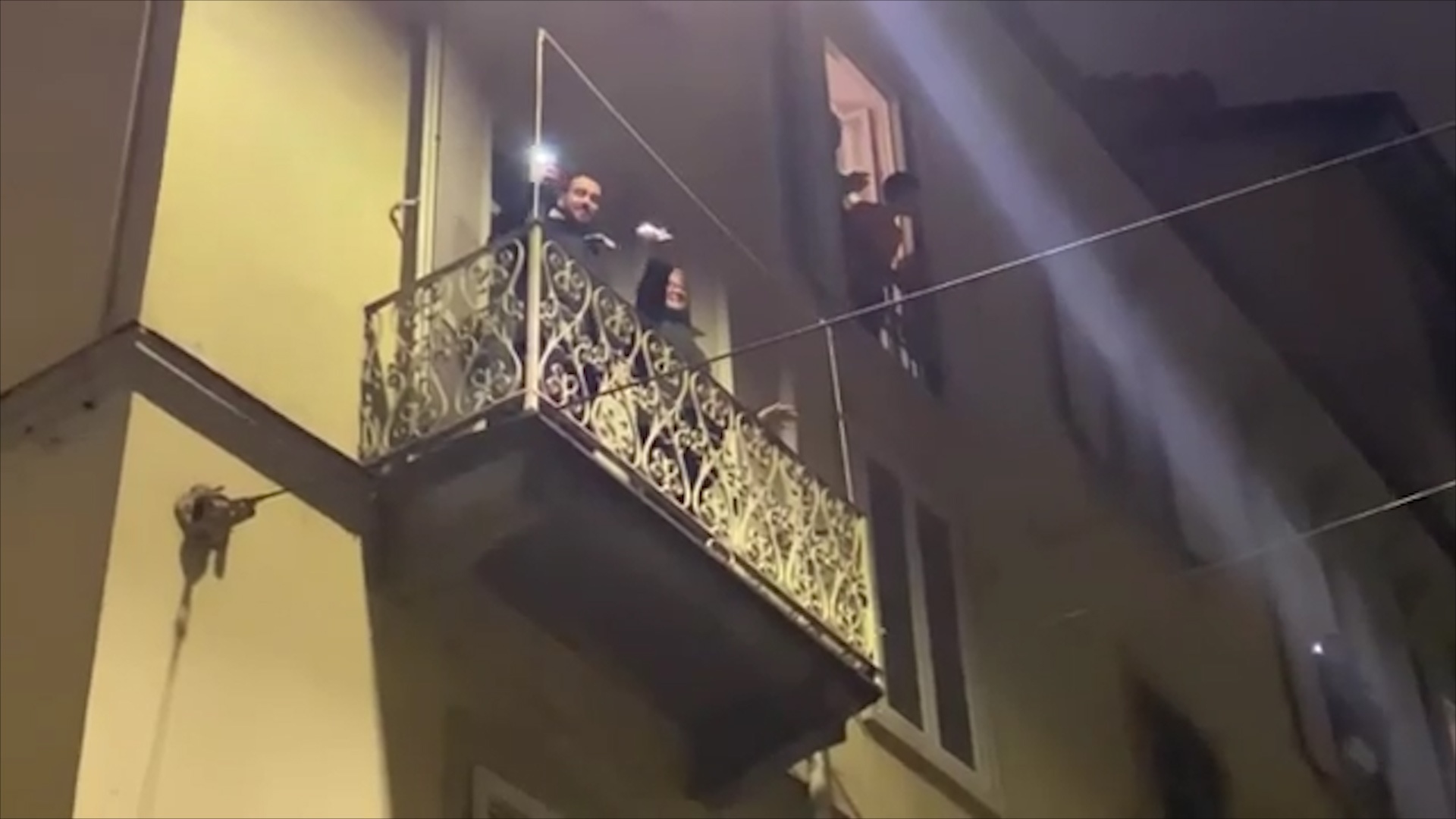 Bien ban cong thanh san khau opera va san DJ giua phong toa hinh anh