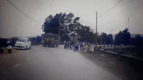 Hai nhom thanh nien hon chien giua duong hinh anh