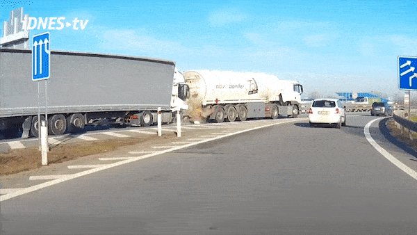 Container bep nat dau khi dam vao duoi xe bon hinh anh