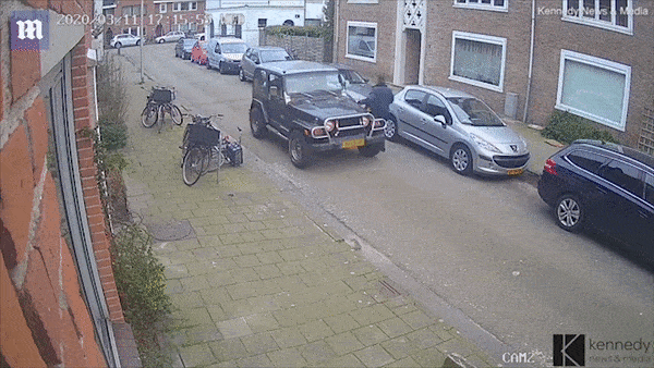 Tai xe duoi theo bat luc nhin oto troi tu do tong xe khac hinh anh