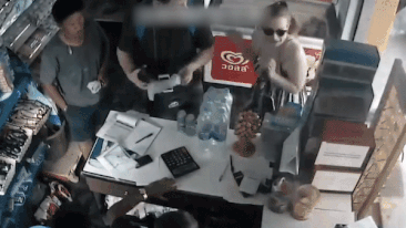 Oto mat lai tong vao cua hang vi tai xe say ruou hinh anh