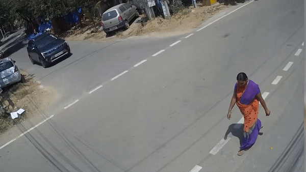 Oto phong nhanh dam hat tung xe may bang qua duong hinh anh