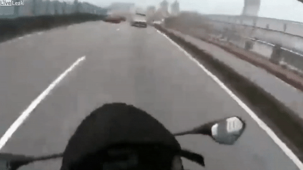 Moto phong nhanh dua voi oto roi dam vao duoi xe khac hinh anh