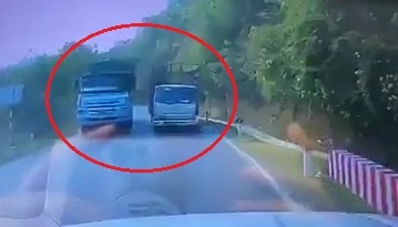 Xe tai vuot au suyt dam vao oto nguoc chieu hinh anh