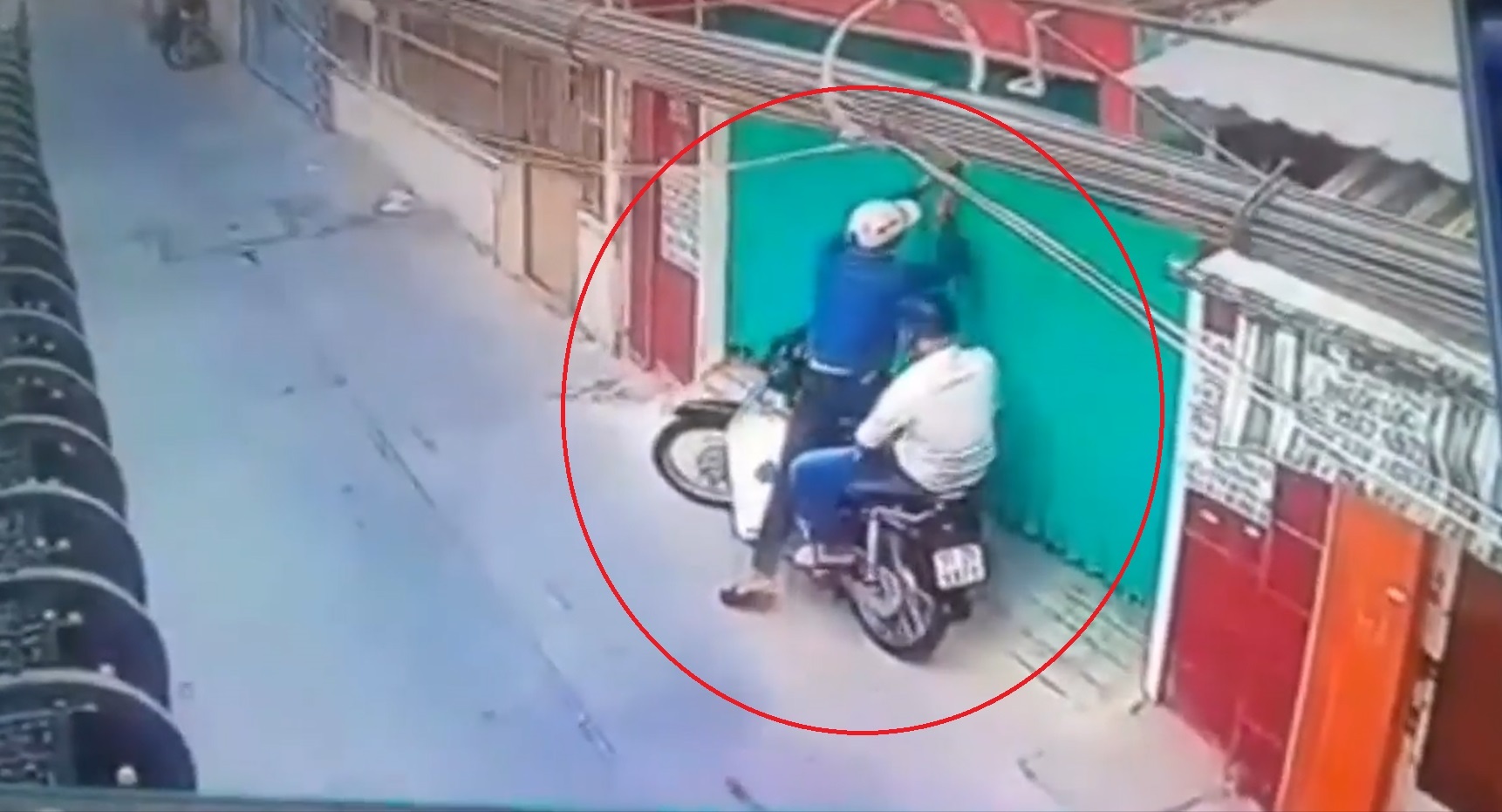 Trom cat khoa nha dan giua ban ngay danh cap xe may o TP.HCM hinh anh