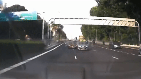 Oto lan lan va vao xe khac gay tai nan lien hoan tren cao toc hinh anh