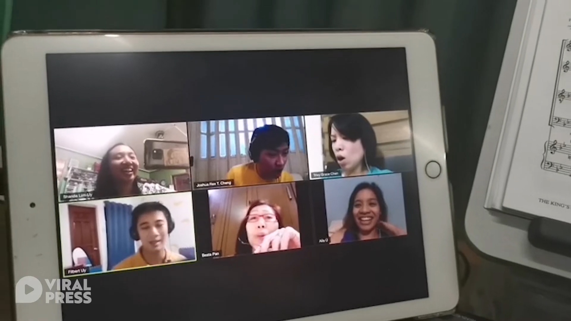 Dan hop xuong cung nhau dien tap qua Internet o Philippines hinh anh