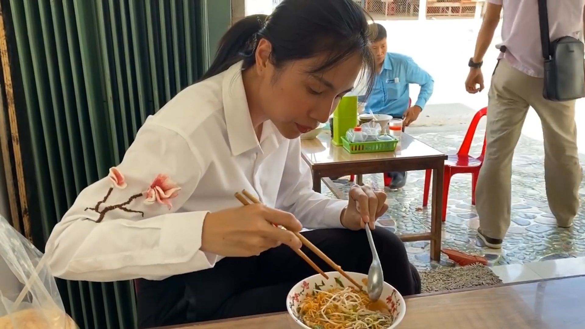 Thuy Tien an voi mi tom tren duong hinh anh