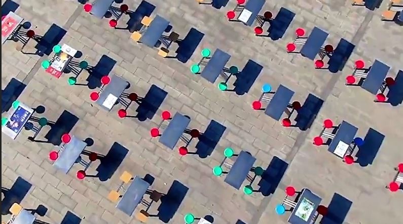 Dai hoc o Trung Quoc dat 300 ban an ngoai troi de tranh lay lan dich hinh anh