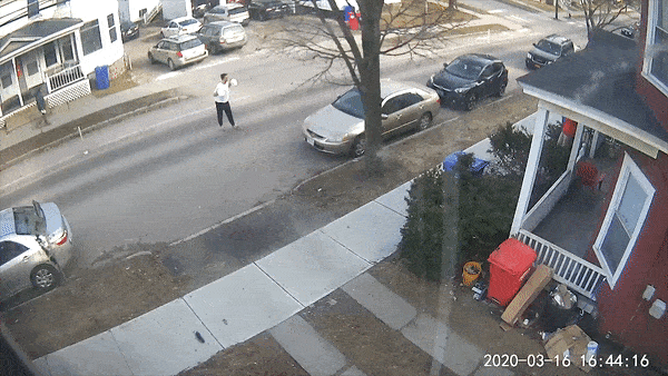 Thanh nien do sua len nguoi de dang len mang hinh anh