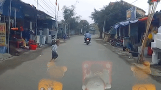 Be trai dot ngot lao ra duong suyt bi oto dam hinh anh