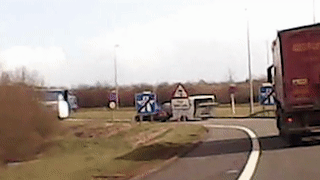 Xe dua bat ngo lui tu container xuong duong cao toc hinh anh