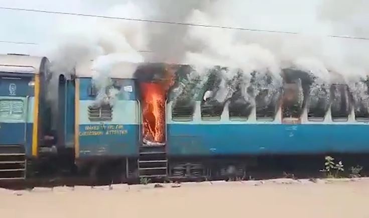 Tau lua o An Do boc chay du doi hinh anh