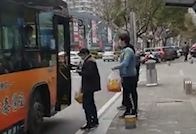 Phuong tien giao thong cong cong o Trung Quoc hoat dong tro lai hinh anh