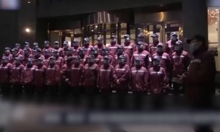 Doi ngu ho tro y te dau tien roi khoi Vu Han hinh anh