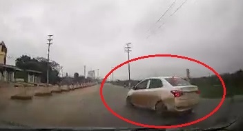 Oto dot ngot chuyen huong suyt bi xe sau dam hinh anh