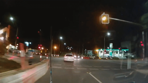 Oto vuot den do dam xe khac xoay ngang giua nga tu hinh anh